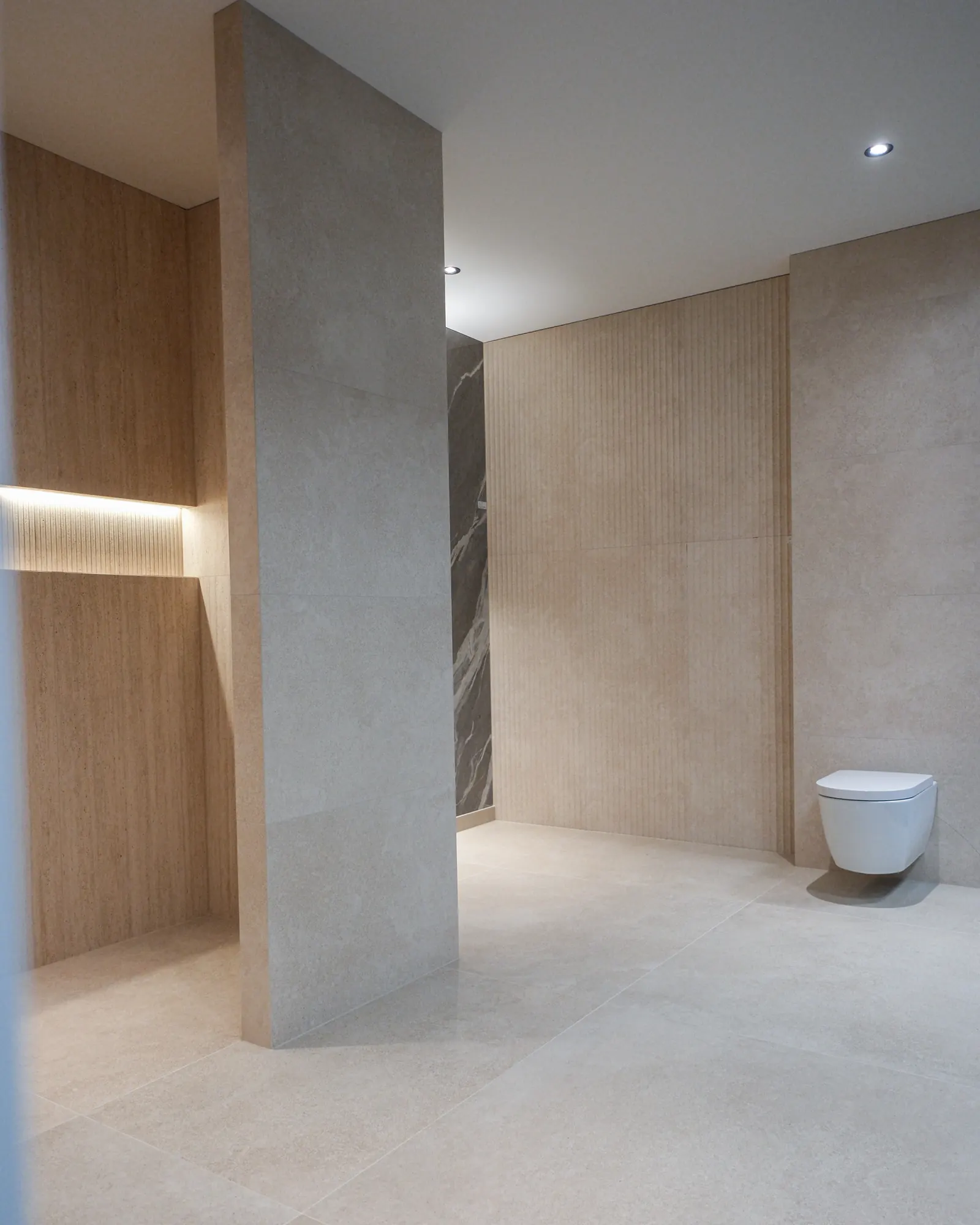 Houtlook wandtegels met verlichte nis en hangtoilet