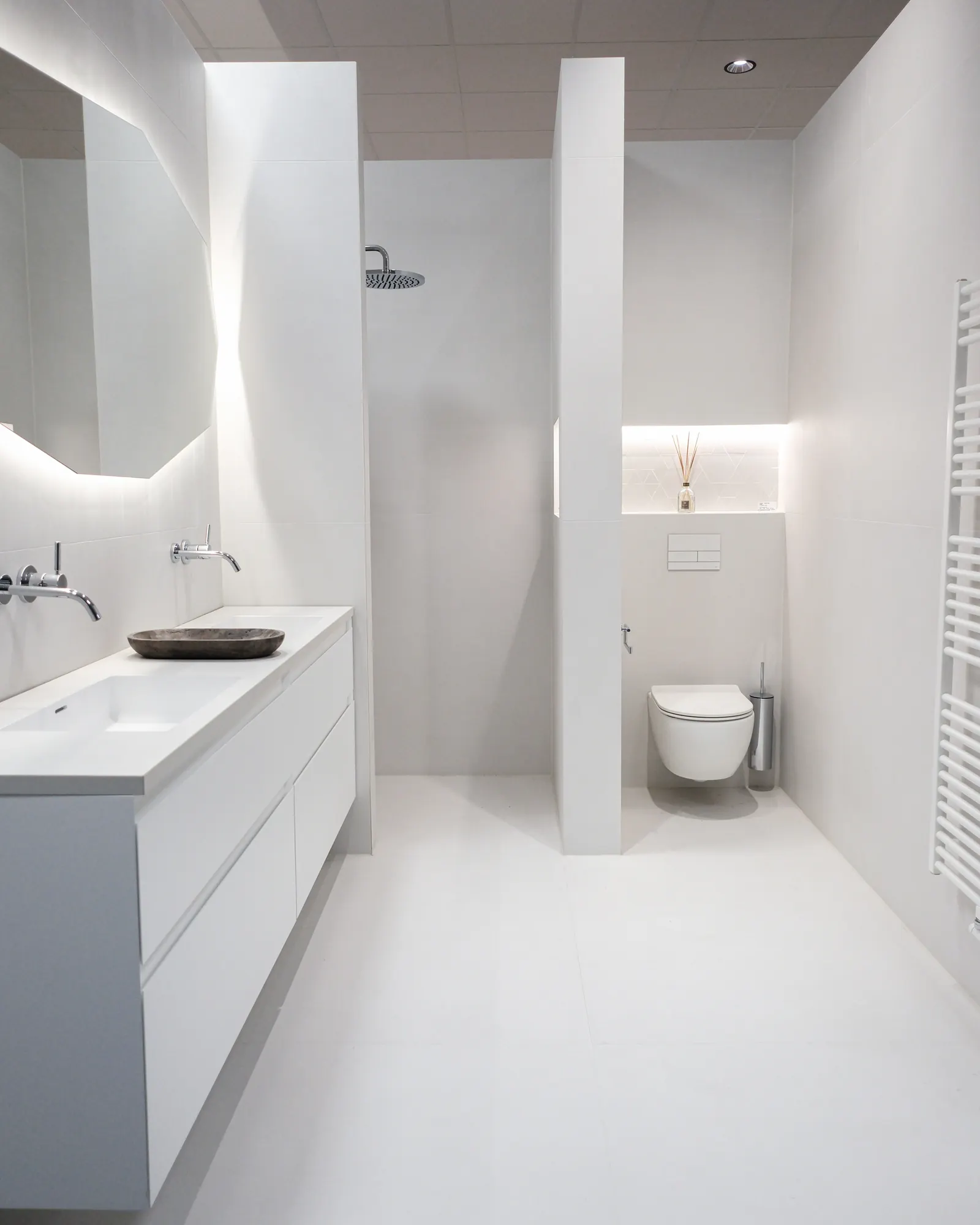 Lichte badkamer met inloopdouche, wit badmeubel en hangtoilet