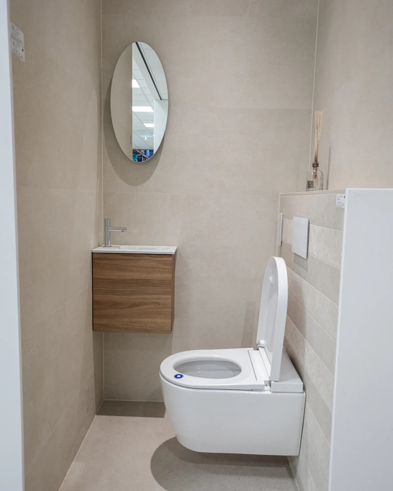 Toilet met houten fonteinkast en ronde spiegel